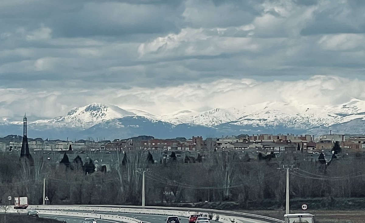 Buenas vistas a la sierra con Torrejón de Ardoz de primer plano.