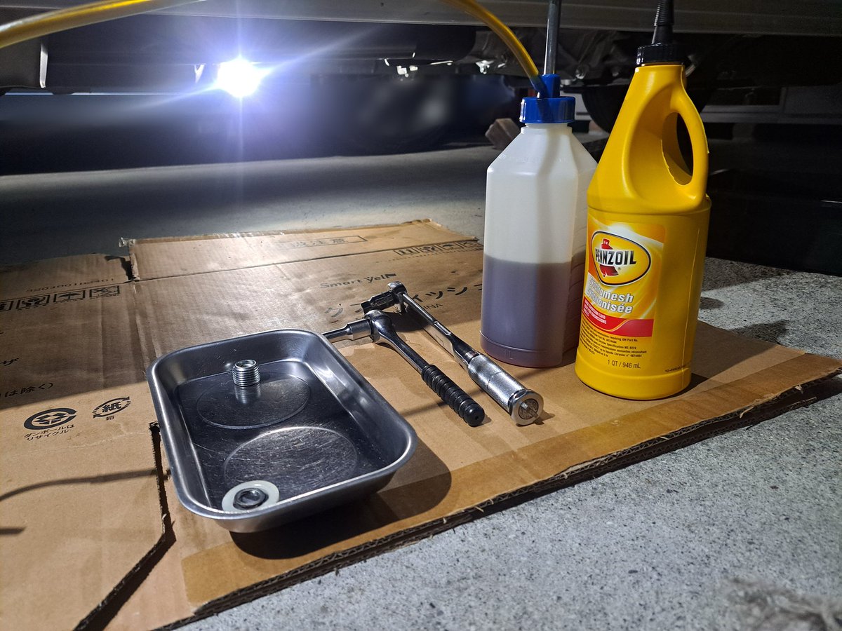 yo_hirata's tweet photo. 仕事用軽バンと軽トラのミッションオイルを久し振りに交換。初めてこれを入れた時は感動した。私が語るまでもない。ご興味ある方はネット検索を^ ^船と関係ないですけどちょっとだけ在庫持っています。#マニュアルトランスミッション #PENNZOIL #Synchromesh #ペンズオイル #シンクロメッシュ #Hash9 #たにぐち自動車