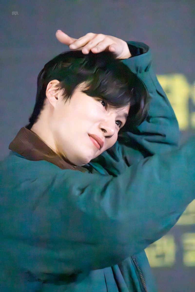 2025.03.01 뮤지컬 여신님이 보고 계셔
#문성일 퇴근길

오른쪽 머리 정리를 왜 왼손으로 하시는 걸까요?