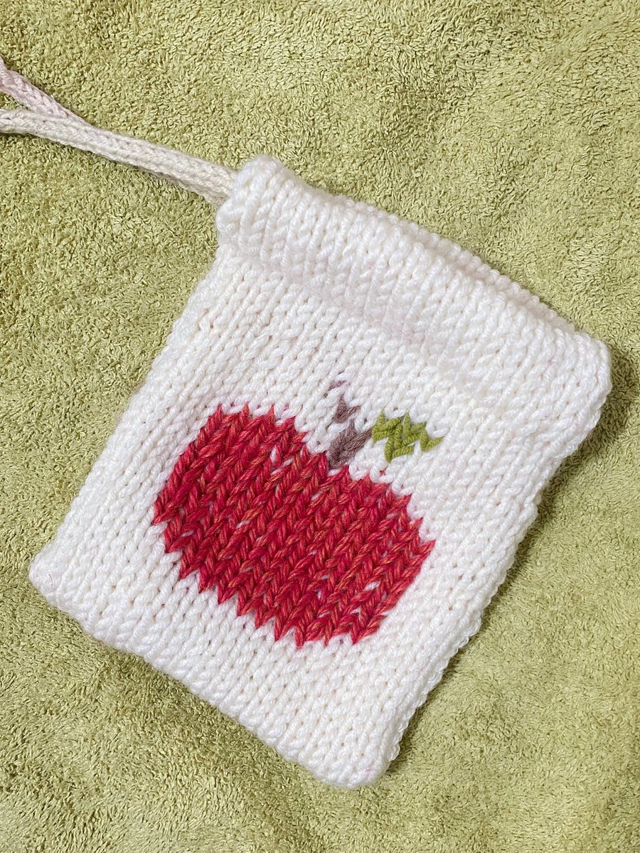 내일 지구가 멸망하더라도 
나는 오늘 🍎를  심어