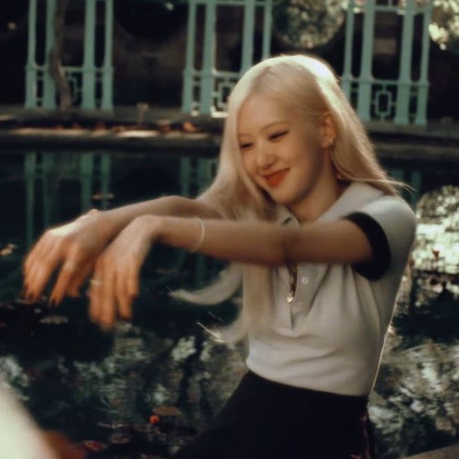 charts_rose's tweet photo. ROSÉ’s “rosie” remains the only album by a K-pop soloist to go #1 on Spotify Top Albums Global chart. She’s the only act in history to top said chart both as a soloist and a group member. https://t.co/F8uOFXbs3x