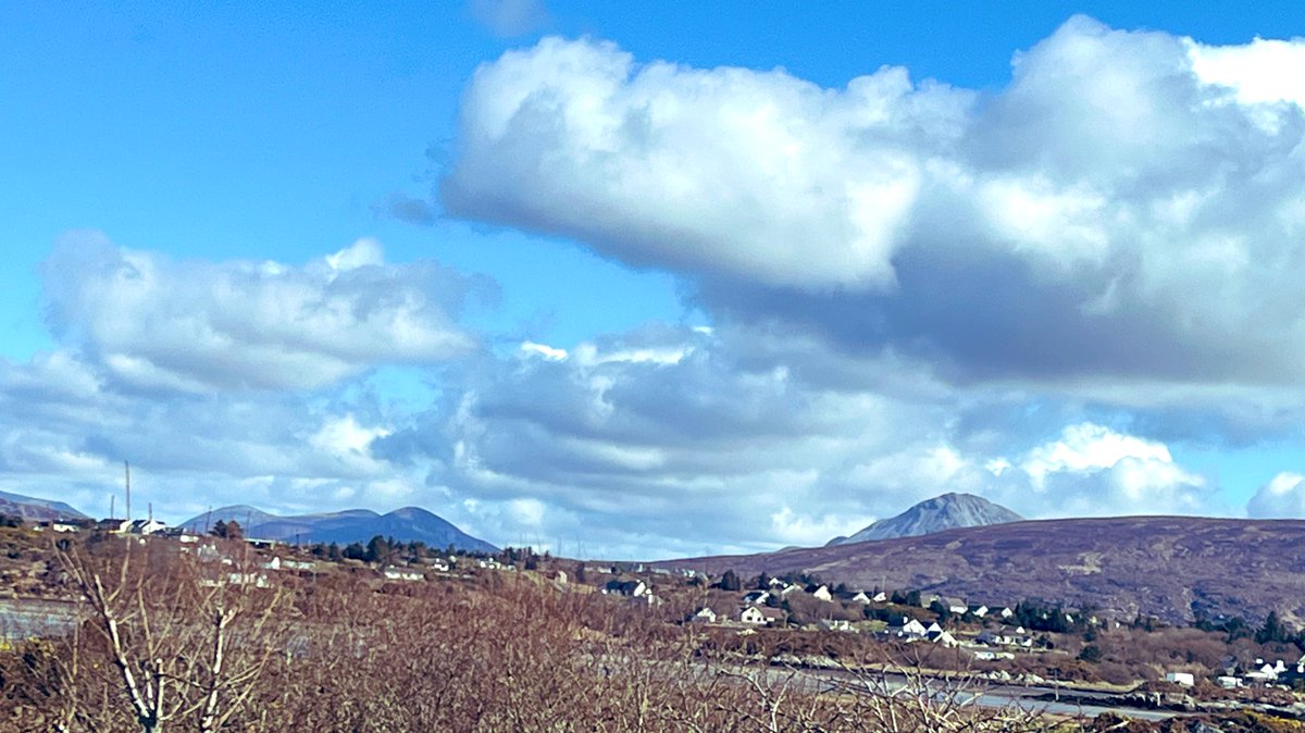 HughGillanders's tweet photo. Failte roimh aerfort Dhún na nGall. áit álainn radharcra iontach.Ta mud, mise agus @jamiecake anseo chun cúpla lá a chaitheamh ag ceiliúradh Lá Fhéile Pádraig. 

Aerfort Dhún na nGall Geata chuig anam na hEireann. @donegalAirport- Gateway to the soul of Ireland
#Failte #stpatrick https://t.co/2b6xnK6WKl