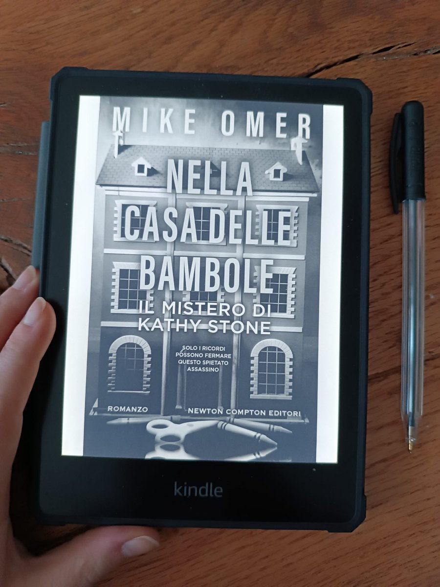LETTI PER VOI: Nella casa delle bambole di Mike Omer è un thriller che inizia bene ma che poi si perde. Il finale, però, è da mozzafiato
liberovolo.it/2025/03/14/nel…
<a href="/NewtonCompton/">NewtonComptonEditori</a>   #larecensionedelvenerdì #lettipervoi #thriller #readingismysuperpower #unlibroperilweekend