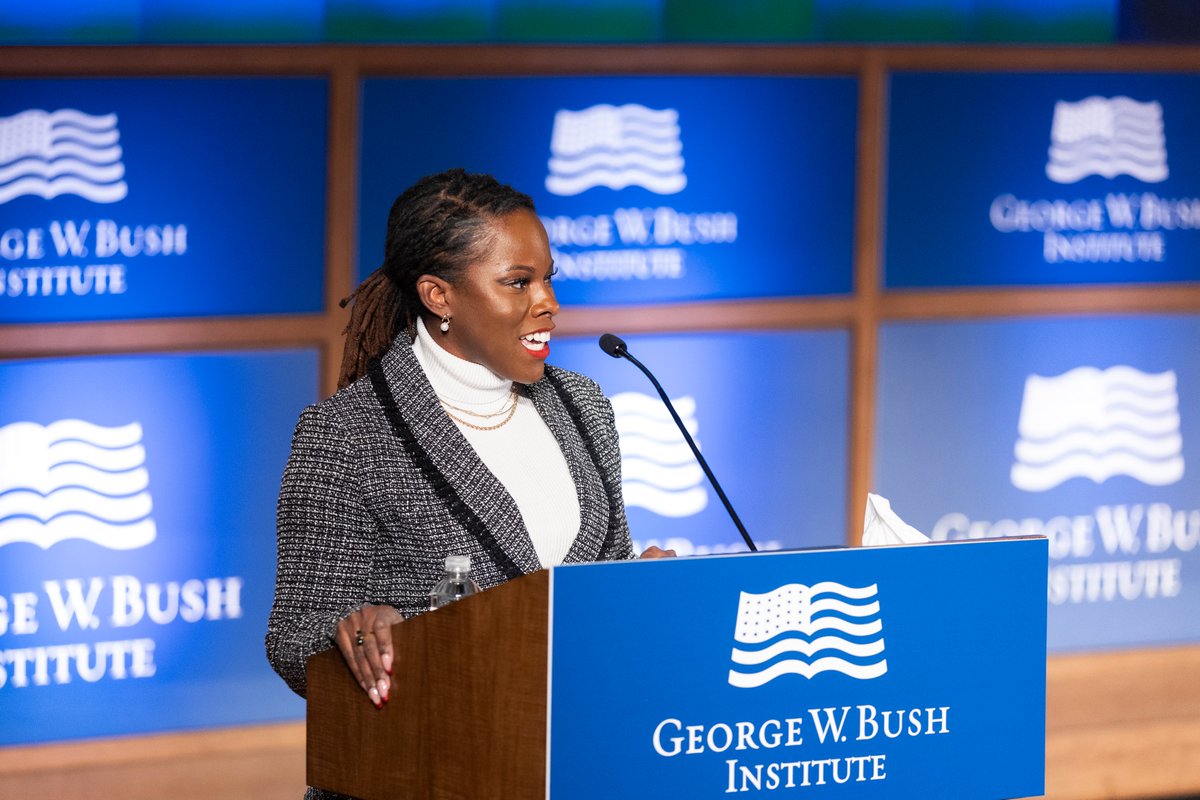 TheBushCenter's tweet image. Last month, the Bush Institute hosted over 100 alumni from the #StandTo Veteran Leadership Program for a day of connection, leadership training, and guest speakers. The alumni network is an integral part of the Veteran Leadership Program.  

Read the recap: