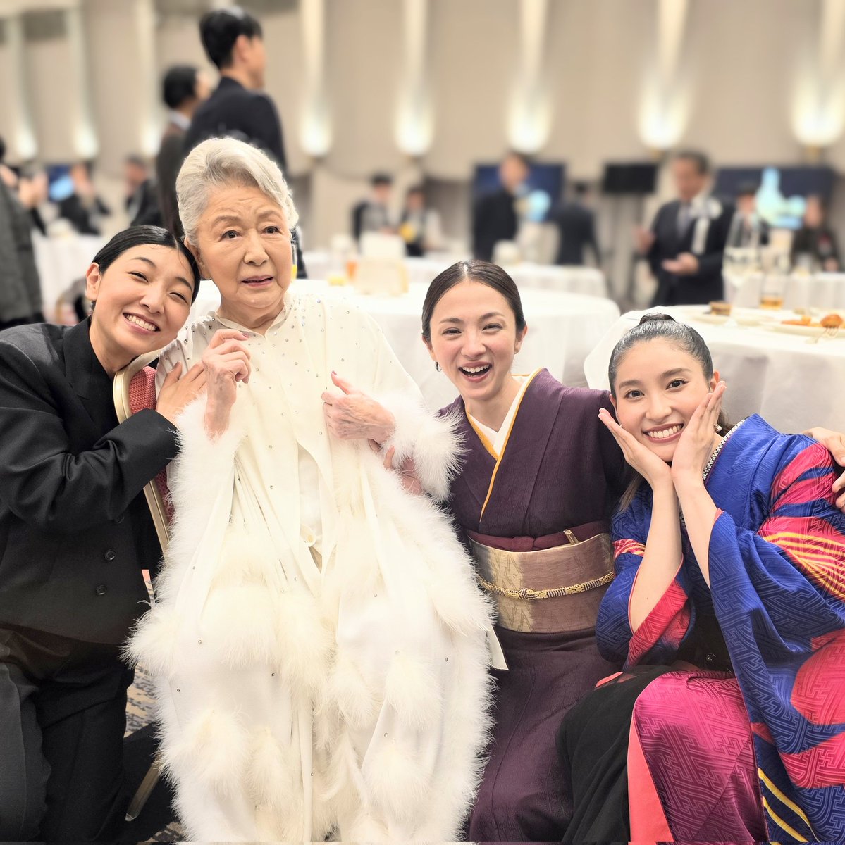 kusabuemitsuko's tweet photo. 草笛さんのところに集まってくださいました✨素敵✨

え、草笛さんチューしてる！？
(酔っぱらってないです)
🙋‍♀️でも乾杯の前に日本酒飲んでました

#日本アカデミー賞 
#第48回日本アカデミー賞
#安藤サクラ　さん
#満島ひかり　さん
#土屋太鳳　さん　←まれちゃんと久しぶりの再会👏
#草笛光子 https://t.co/x8rWIt2AGc