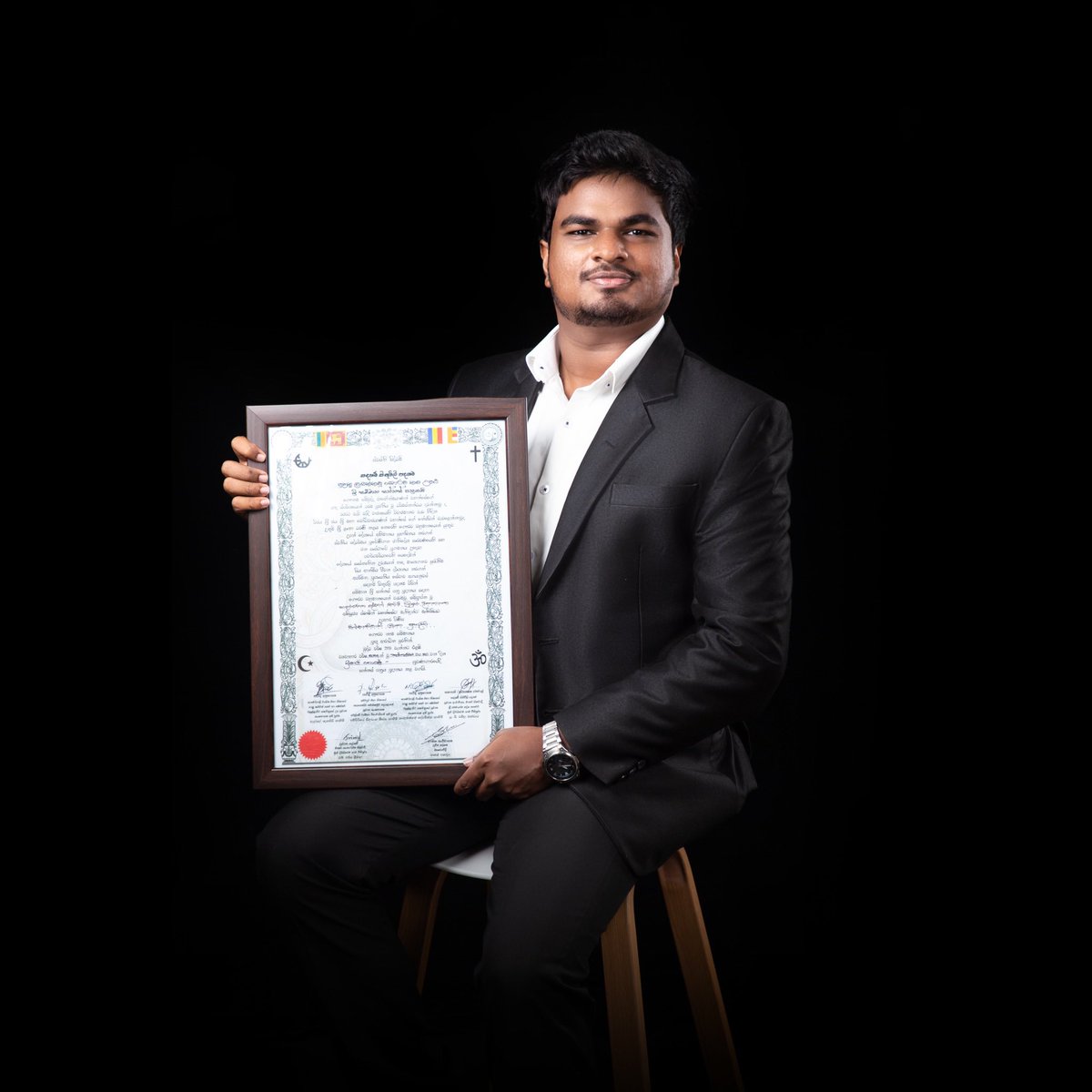 mahimDLk's tweet photo. ශ්‍රී ලංකා සදහම් /සිතුවිලි පදනම විසින් මා වෙත "විශ්වාභිමානී ලංකා ප්‍රසාදිනි" ගෞරව නාමය පිරිනමනු ලැබීය.
සමාජ සංස්කෘතික සහ ආගමික වශයෙන් ඉටුකරන ලද මෙහෙවර පිළිබඳව විශේෂයෙන් ප්‍රසාදයට පත්ව එකී මෙහෙවර ඇගයීම පිණිස  ශ්‍රී ලංකා සදහම් /සිතුවිලි මගින් අදාල ගෞරව නාමය පිරිනමනු ලැබීය.
#MahimLK https://t.co/MMsQTzqfPR