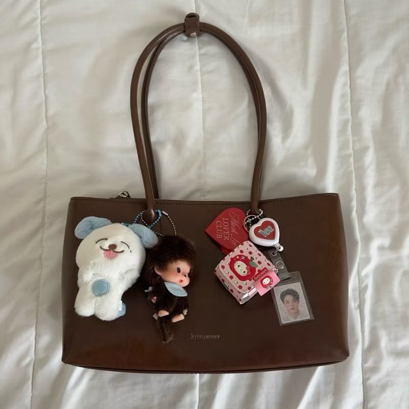 tinywithwinter's tweet photo. ช่วยแนะนำกระเป๋าโทนน้ำตาลแบบนี้หน่อยคับบ หรือเป็นเฉดอื่นก็ได้ แต่อยากได้สีน้ำตาล🙏🏻 https://t.co/AnG3V1BOie