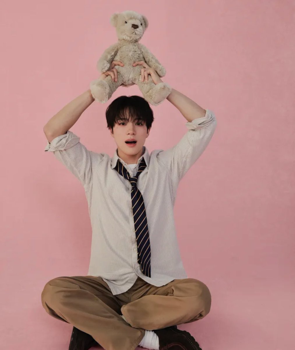 This cute teddy bear always reminds me of Czeenies, who are always charming in my eyes.