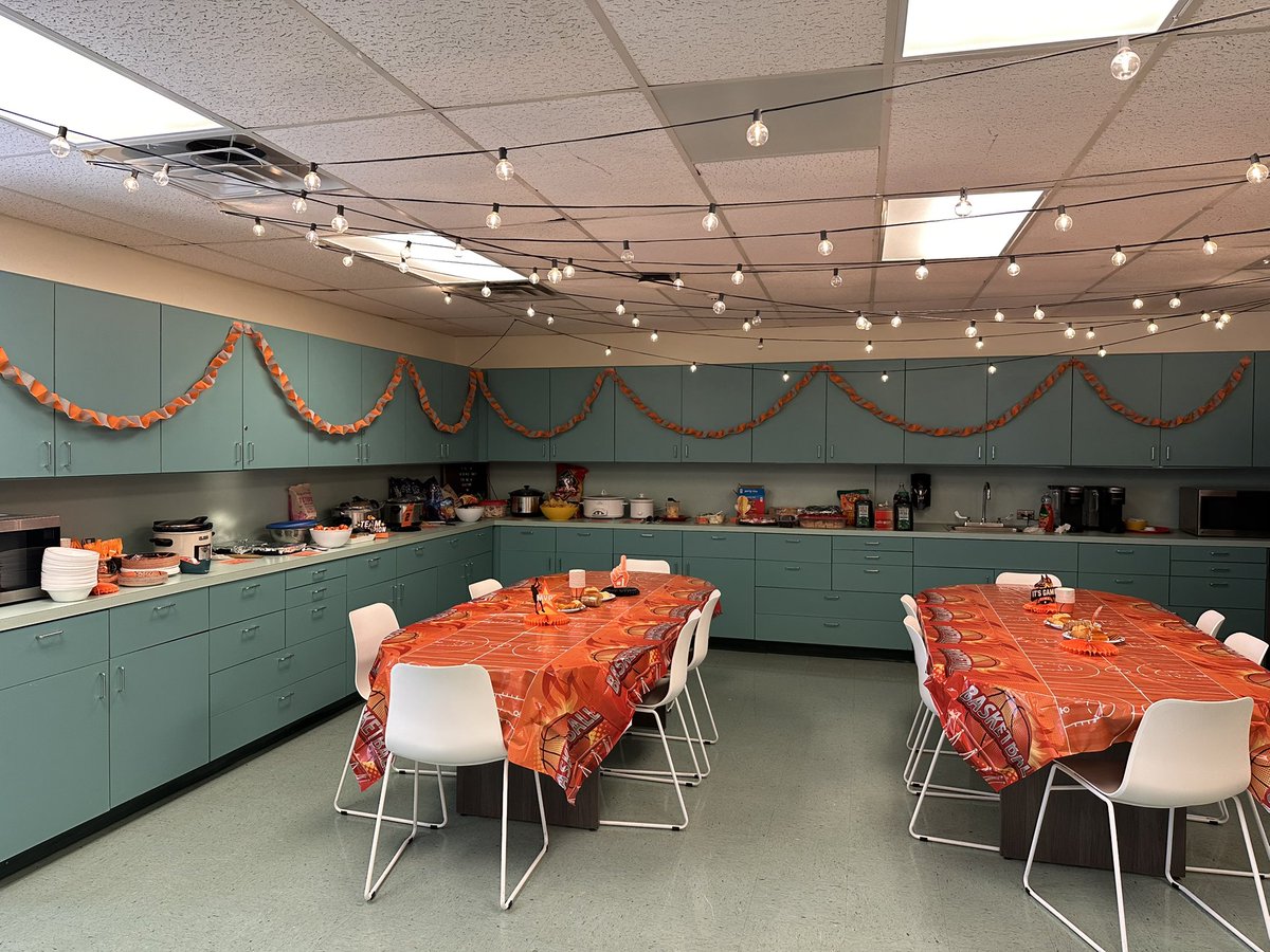 Shout out to <a href="/GattisRRISD/">GattisRRISD</a> for making the week before Spring Break so fun! Underground dress up days, games, and a pot luck! ✨ #marchmadness