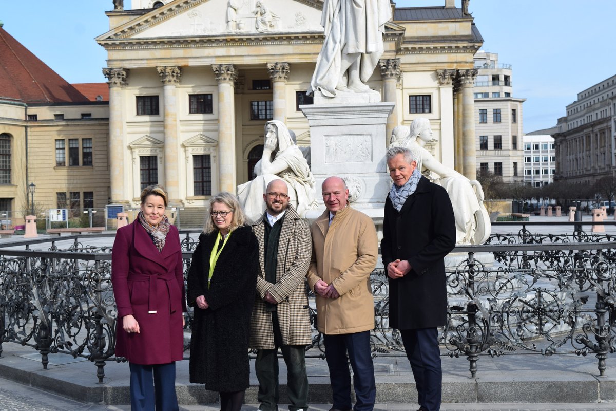 Der Gendarmenmarkt ist wieder auf!

Am Donnerstag haben wir in großer Runde die Wiedereröffnung gefeiert. Mit einem Blick in die Vergangenheit wurde der besonderste Platz Berlins auf die Zukunft vorbereitet. Viel Stein und Denkmalschutz - und trotzdem Schwammstadt und