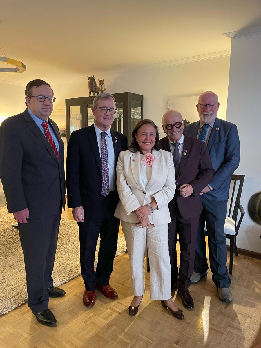 Événement incroyable de #MapleLeafClub avec la visite de la délégation de parlementaires canadiens et de leaders d'affaires éminents de 🇨🇦🇺🇾

Ravis de renforcer les liens d'amitié et de commerce entre les deux nations 🇨🇦🇺🇾!

#CPAM #CanadianSectionOfParlAmericas #MapleLeafClub