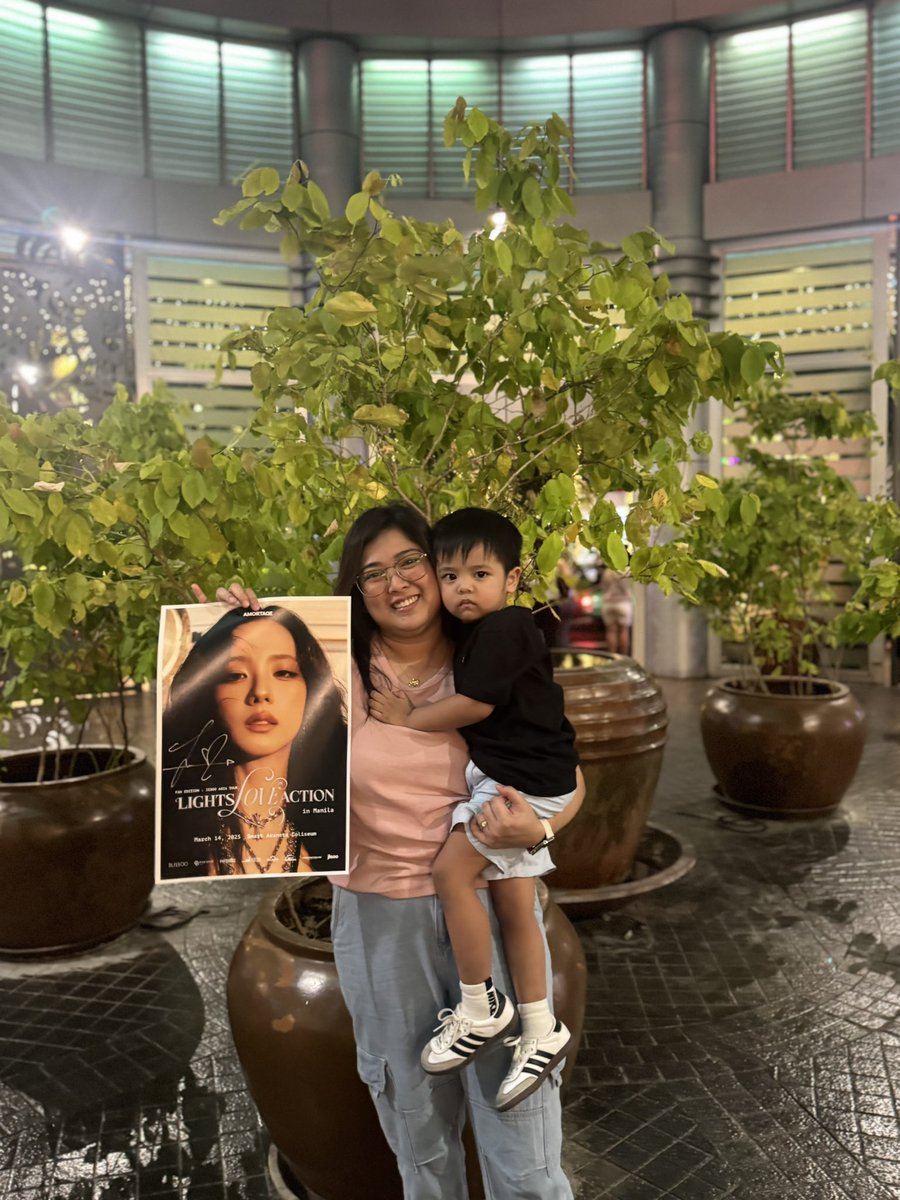 jessikamariemb's tweet photo. 1 of 200 signed poster 🤭😍 #JISOOinMANILA #LIGHTSLOVEACTIONinMNL #JISOO https://t.co/mmNKykzljy