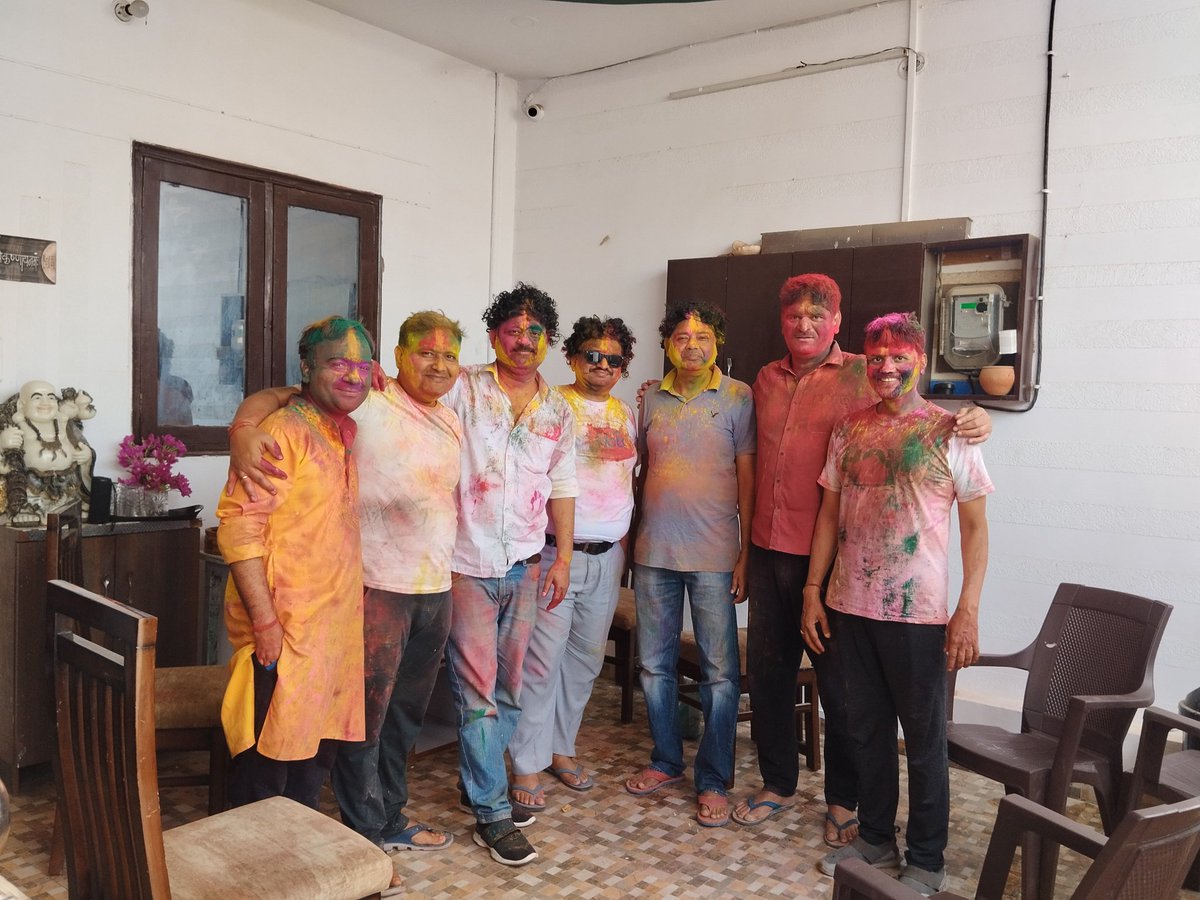 रंग, अबीर, गुलाल, मस्ती का पहर
होली में आप, हम और लखनऊ शहर...🤡
❣️ #HappY_HoLi🤩