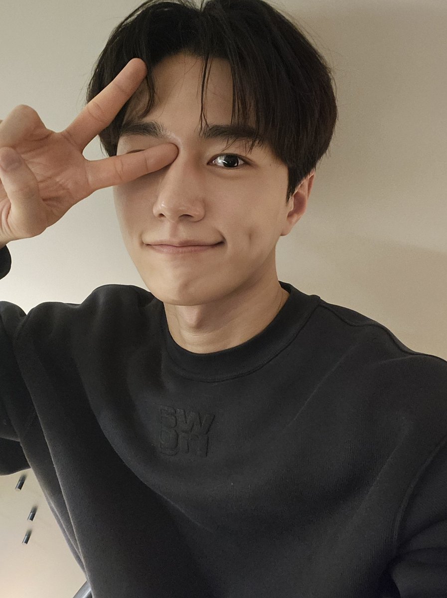 ifntinfo's tweet photo. [PIC] 250314 INFINITE L (Myungsoo) Weverse Update 

#인피니트 #엘 #명수 #김명수 https://t.co/02F80j2Iru https://t.co/GhLsiKldkd
