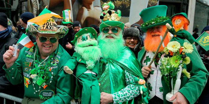 A vivir Madrid (@avivirmadrid) on Twitter photo ☘️ Too Ra Loo Ra Loo Ra... 🎵
¡Vuelve #SanPatricio a la capital! 🇮🇪
📍 Esta tarde, 600 gaiteros desfilarán entre Gran Vía y Plaza de España con motivo de una festividad que gana popularidad en Madrid cada año
📻 Te lo cuenta <a href="/MedranoJuarez_/">José Medrano Juárez</a> en cadenaser.com/radio-madrid/a… ☘️ Too Ra Loo Ra Loo Ra... 🎵
¡Vuelve #SanPatricio a la capital! 🇮🇪
📍 Esta tarde, 600 gaiteros desfilarán entre Gran Vía y Plaza de España con motivo de una festividad que gana popularidad en Madrid cada año
📻 Te lo cuenta <a href="/MedranoJuarez_/">José Medrano Juárez</a> en cadenaser.com/radio-madrid/a…