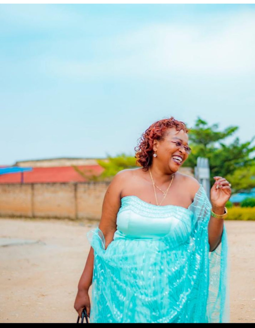 UmwamikaziRw's tweet photo. Ubundi iyo #Umwamikazi asetse #urumenesha atyo, ni ikimenyetso ko mu #Bwami bwe ari amahoro🙌

I Mwima ni amahoro🧎‍♀️

⁦@Katsuva_R⁩ , les éclats de rire pareils de la #Reine, c’est un très bon signe de la paix durable dans le #Royaume 🙌

Bienvenu à Mwima 🩷 https://t.co/uM0lNvfWDL