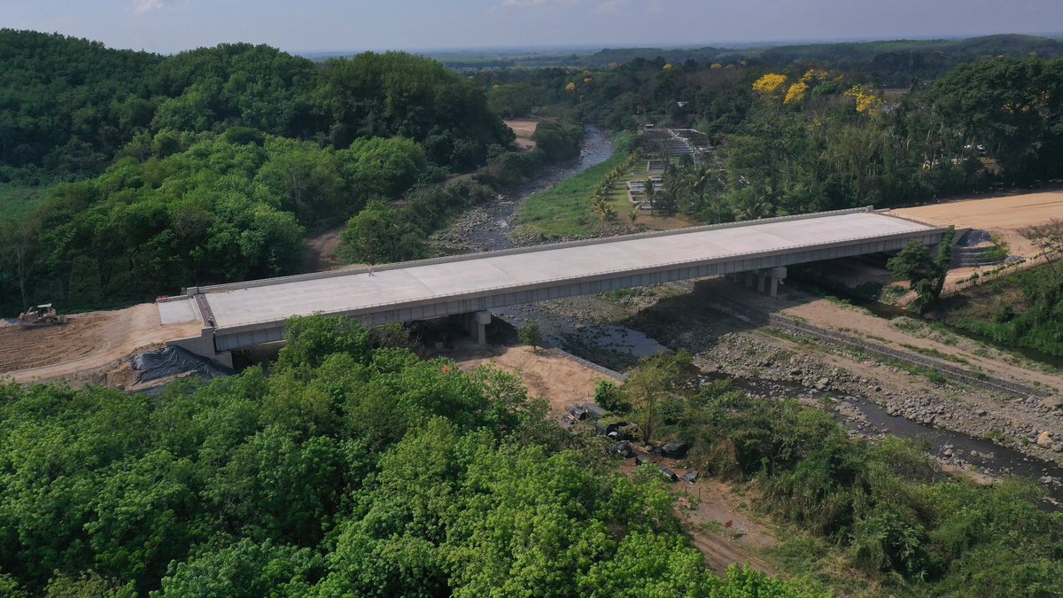 jeanfdubois's tweet photo. Carretera Xochi en la Costa Sur, 30kms con 4 carriles y más de 20 puentes. La diferencia entre iniciativa privada y gobierno en Guatemala son mundos de diferencia, solo los ciudadanos trabajando juntos seremos capaces de sacar a este país adelante 💯👏🏼 https://t.co/Lj5iyTjk6U
