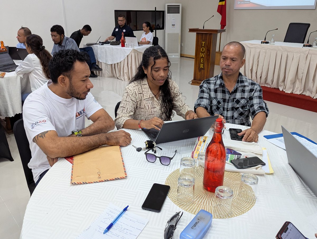 AnsariSazzad1's tweet photo. A combined team ensured language sensitivity while facilitating key areas;
- Leadership #commitment,
- Progress, system & tools,
- Financial & HR #capacities,
- #CEA Coordination & Partnership,
- Lesson Learn & Improvement.
30 staff joined the event.
@cvtl_tl @ifrc @RedCross https://t.co/pVFLF8nmpF