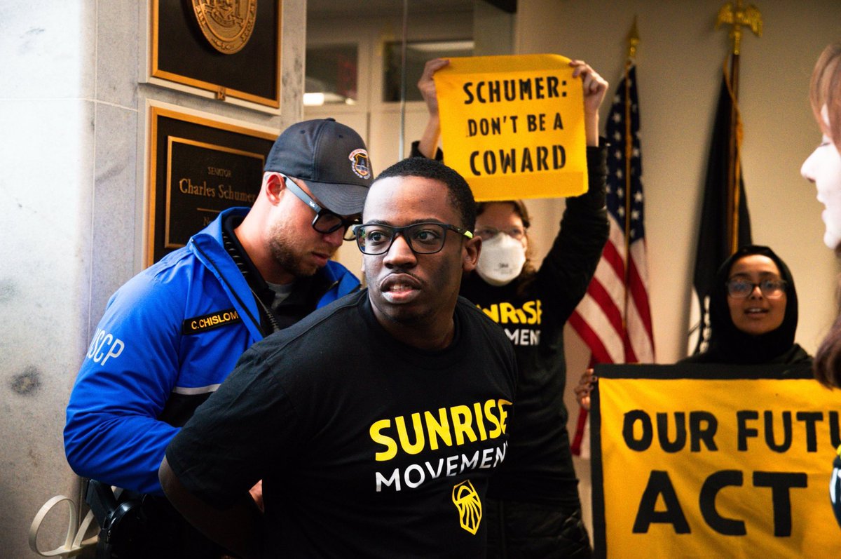 sunrisemvmt's tweet image. 🚨 BREAKING: 11 young people were arrested after Schumer locked the doors on us—we showed him how to fight, but he couldn’t even face us.

His cowardly deal hands billionaires the keys to our government while working people suffer. If he won’t fight for us, he’s unfit to lead.