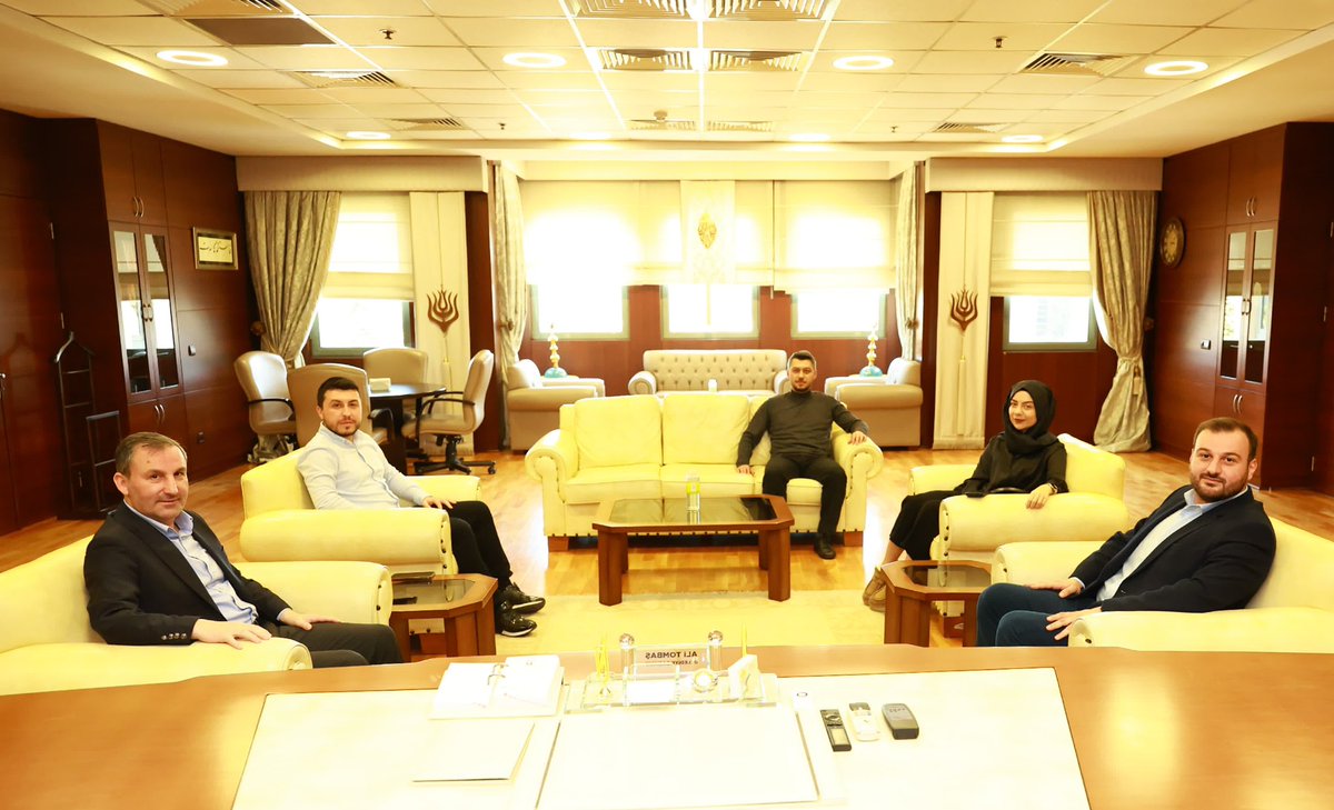 AK Parti İstanbul Önceki Dönem İl Gençlik Kolları Başkanımız Sn. <a href="/OsmanTomakin/">Osman Tomakin</a>, AK Parti İstanbul Önceki Dönem İl Yönetim Kurulu Üyemiz Sn. <a href="/elifsahinn19/">Elif Şahin</a> ve Önceki Dönem İl Gençlik Kolları Başkan Yardımcımız Sn. <a href="/aenesnas/">Ahmet Enes NAS</a>'ı misafir ettik.

Nazik ziyaretleri için teşekkür ederim.