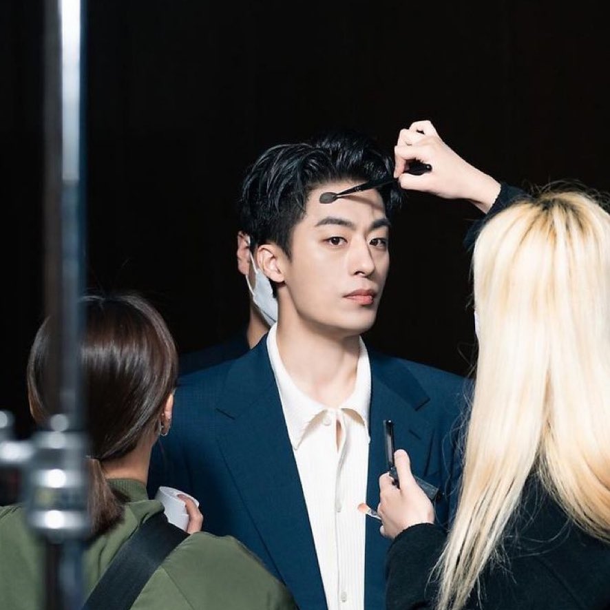 이런 머리 하고 다녔던 사람이
연예계 진출해서 강제꾸밈당하는게 개웃