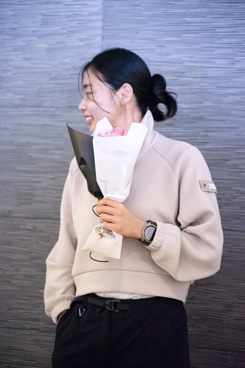 250311 언젠틀 오퍼레이션 시사회
꽃 든 현선 좋은 느낌을 줌..

#이현선