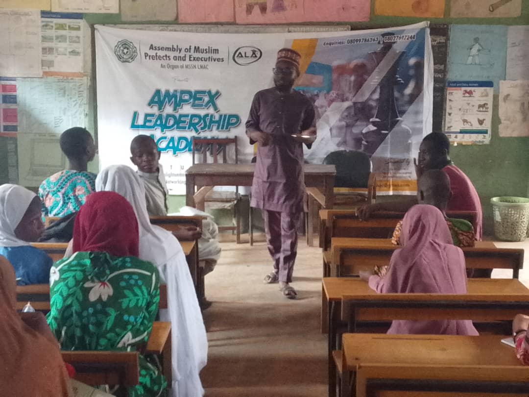 ampexlmac's tweet photo. Action between active facilitator and attentive audience during the Muslim Character Training session.

With the sauce of AMPEX game, Ambassadors were actively engaged

#ampex #lmac #mssn #youthengagement #sdg4 #sdg10 #theanchoredvoyage #ALA4.0 #Ambassadors #leadership https://t.co/smkAQegIdg