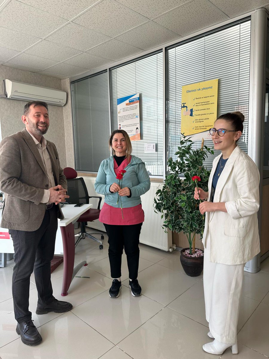 AK Parti İlçe Başkanımız Mehmet Başyiğit Kadın Kolları Başkanımız Nesrin İbrahimoğlu ve İlçe yönetimi ile birlikte Sağlık Çalışanlarımızın ziyaret ederek Tıp Bayramlarını Karanfillerle  kutladık. 🥼🩺⚘️

<a href="/tugbaisikercan/">Tuğba IŞIK ERCAN</a> 
<a href="/yyaseminozdemir/">Yasemin Özdemir 🇹🇷🇹🇷🇹🇷</a> 
<a href="/Nesrinibr/">Nsrnıbrhmoglu</a>