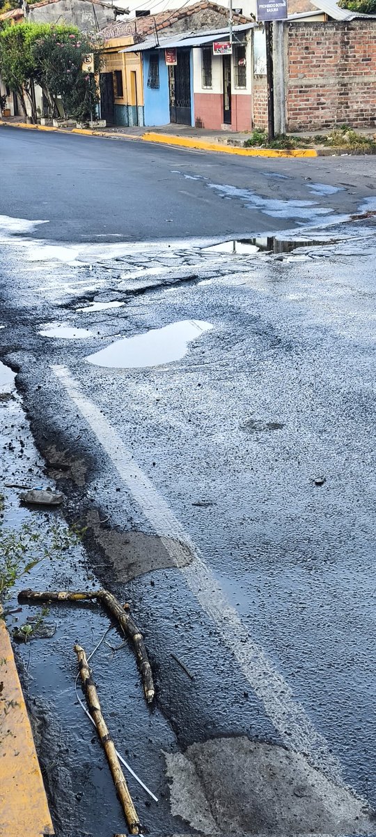 willownavarro's tweet photo. @ANDASV @NoticieroSanvi Fuga en 6a Av. Sur con 2da Calle Oriente de San Vicente Sur desde hace más de 6 meses, la calle se está hundiendo, es ruta cañera y más el desorden vial que hay en toda la ciudad por la "brillante" idea de cerrar las calles aledañas al parque central https://t.co/zZDgR5ruwx