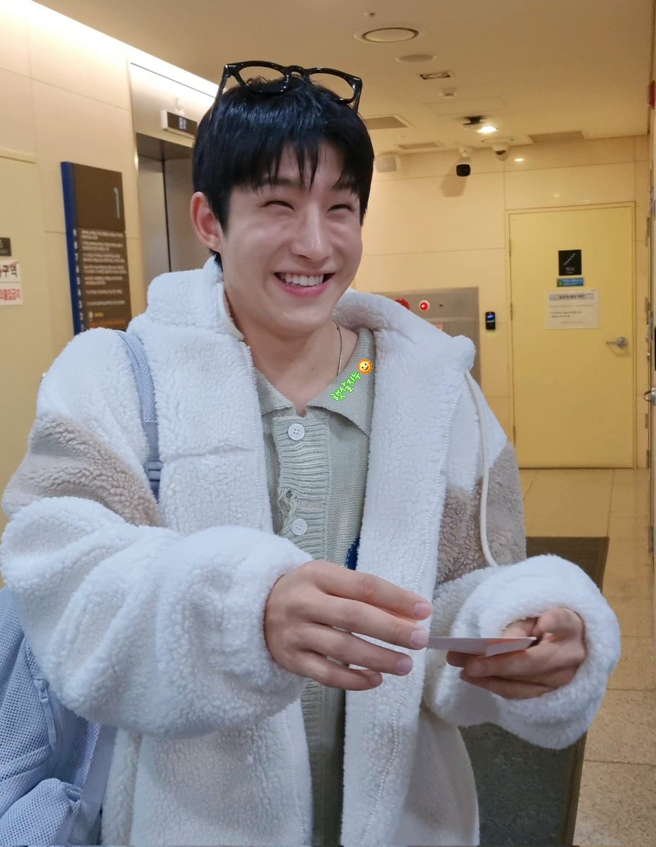 진우 웃는 모습보면 덩달아 행복해져~
#진우야_생일축하해_잇츠온니_YOU