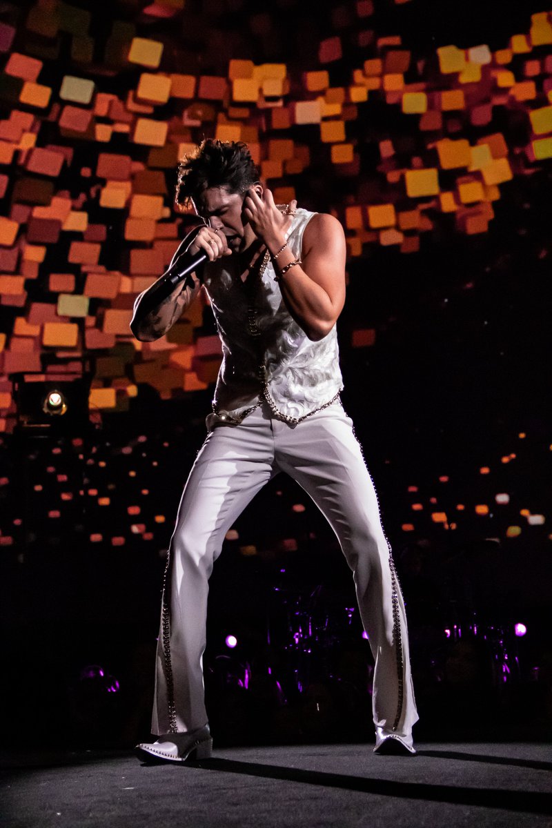 luansantana's tweet photo. dores nas costas, cabelos brancos e saudade de você... ❤️

'coisas que eu não vou deixar de ter' estreando agora no youtube! vem assistir https://t.co/EiCjNC6IMj https://t.co/TnLv4qAfoO