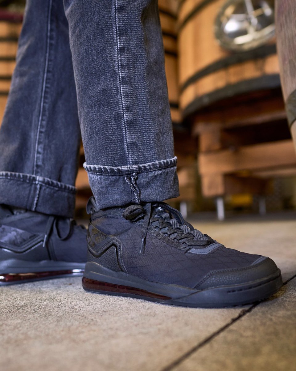 shoesforcrews's tweet image. The lightweight, liquid-resistant, air-cushioned Tigon II. Discover why people keep coming back. ow.ly/f00p50VaY6u

#workshoes #shoesforcrews #nonslip #slipresistant