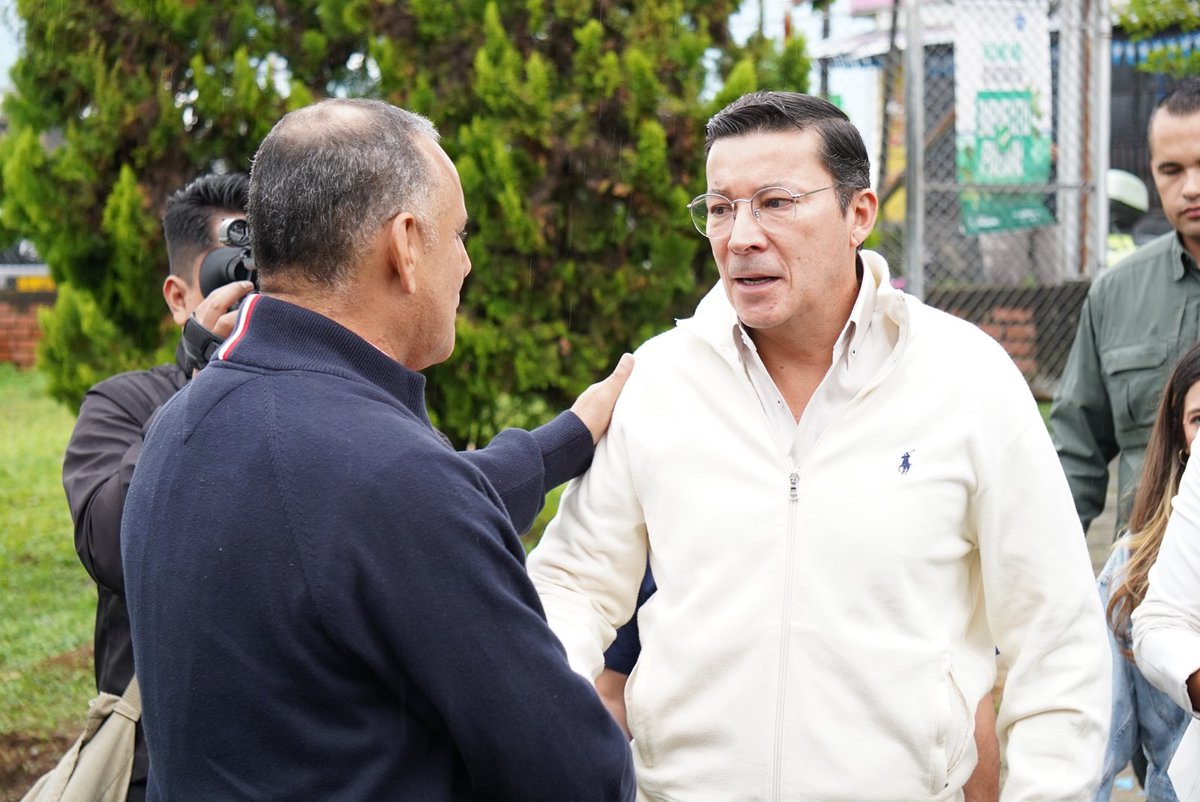jamespadillag's tweet photo. Junto al registrador nacional @conPenagos, pusimos al servicio de los habitantes de la #Comuna6 la @Registraduria auxiliar #2, la cual va a facilitar la realización de trámites relacionados con documentos de identidad, a un número amplio de armenios. https://t.co/a1SleDAg8C