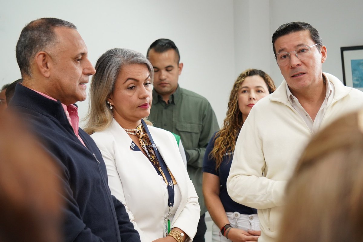 jamespadillag's tweet photo. Junto al registrador nacional @conPenagos, pusimos al servicio de los habitantes de la #Comuna6 la @Registraduria auxiliar #2, la cual va a facilitar la realización de trámites relacionados con documentos de identidad, a un número amplio de armenios. https://t.co/a1SleDAg8C
