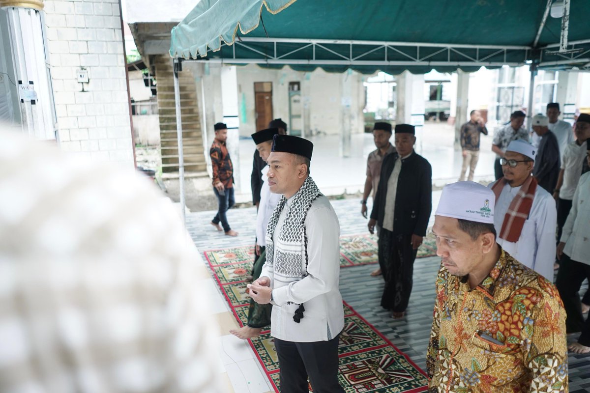 safaruddincom's tweet photo. Alhamdulillah berkesempatan melaksanakan takziah ke kediaman almarhum Abu H. Usman Bin Ali, yang lebih dikenal luas sebagai Abu Kuta Krueng, di Dayah Darul Munawwarah, Desa Kuta Krueng, Kecamatan Bandar Dua, Kabupaten Pidie Jaya minggu lalu (9/3/2025) https://t.co/VqGBF7tHog