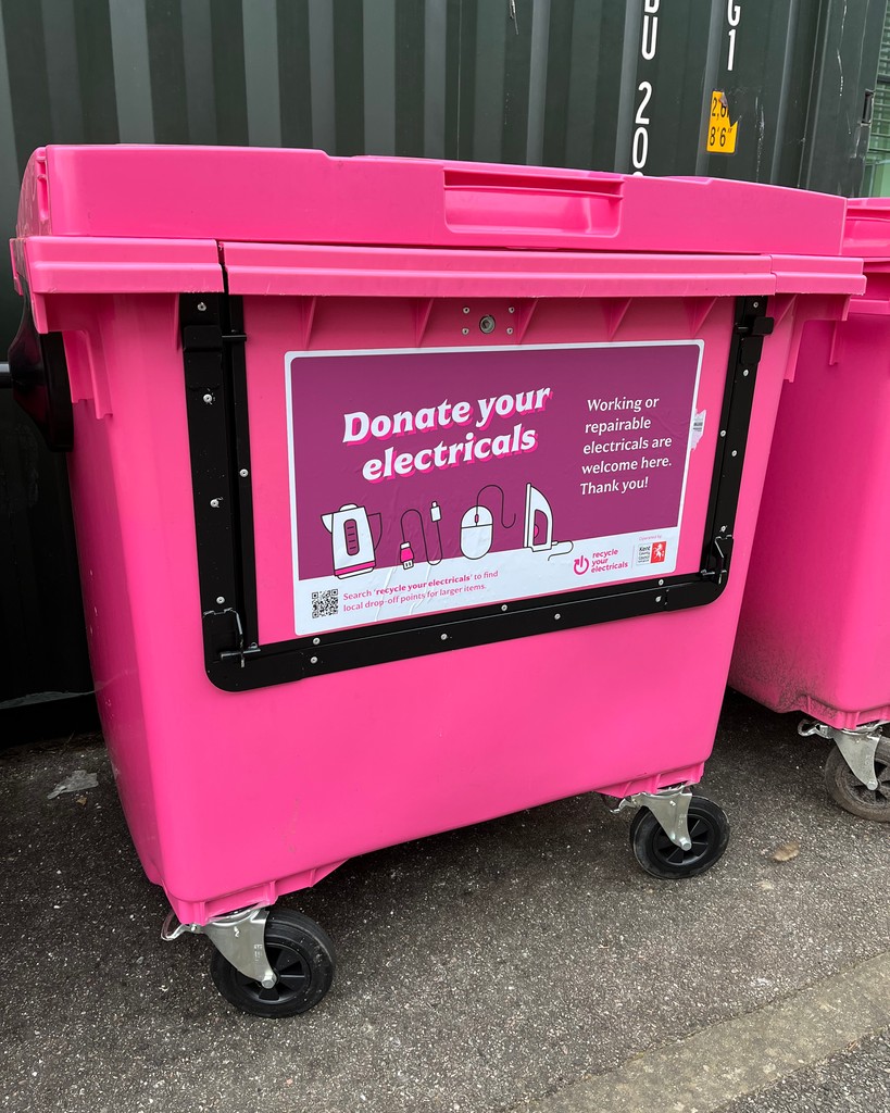 NLLAcademy's tweet image. We are currently hosting an e-waste recycling project at school, with pink recycling bins available every morning at the Tiger gate ♻️🔌⚡️

#weee #wastewarriors #materialfocus #kcc #electricalrecyclinginnovationfund #recycleyourelectricals #community #believeandachieve