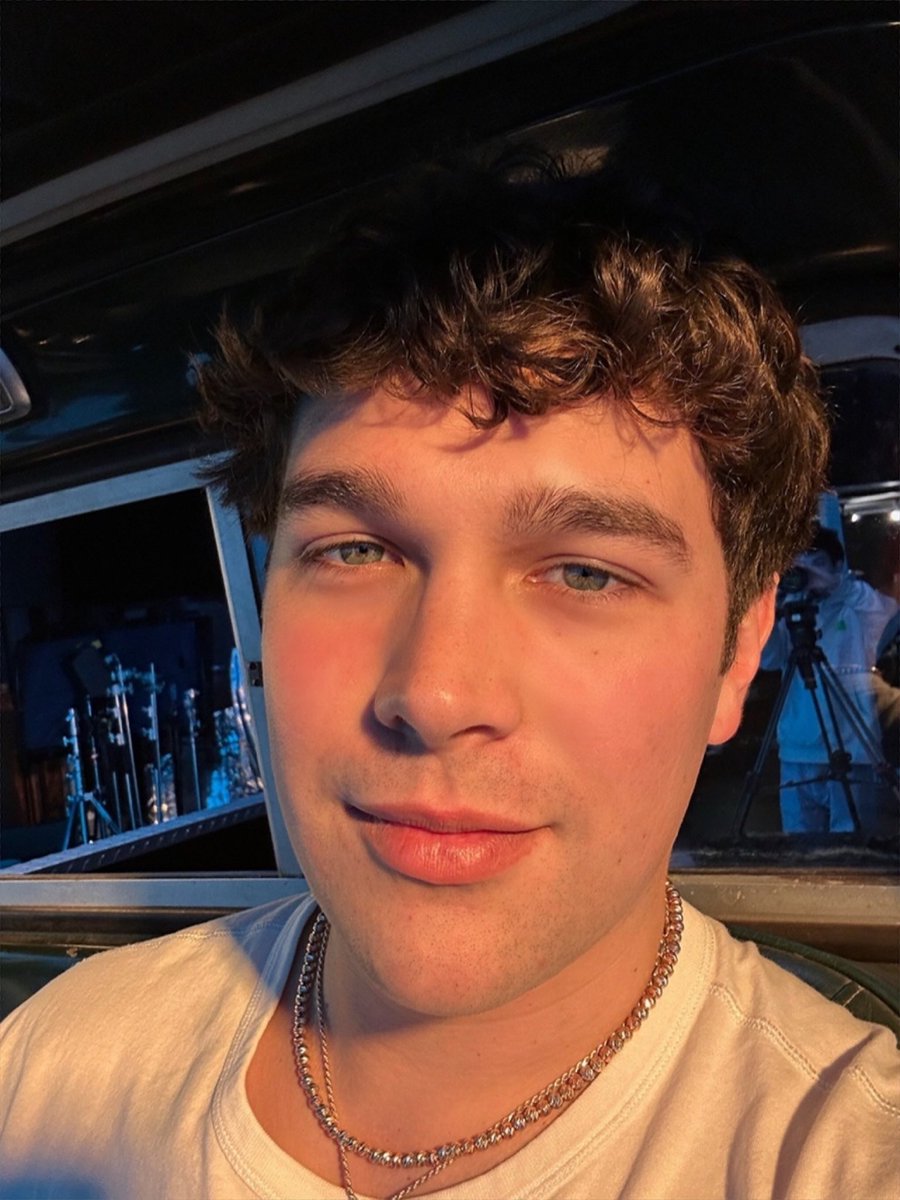 AustinMahone's tweet photo. one week until “Rearview” 🔥 pre-save / pre-add here: https://t.co/zGwBc7cUOx https://t.co/TZRULK0J1D