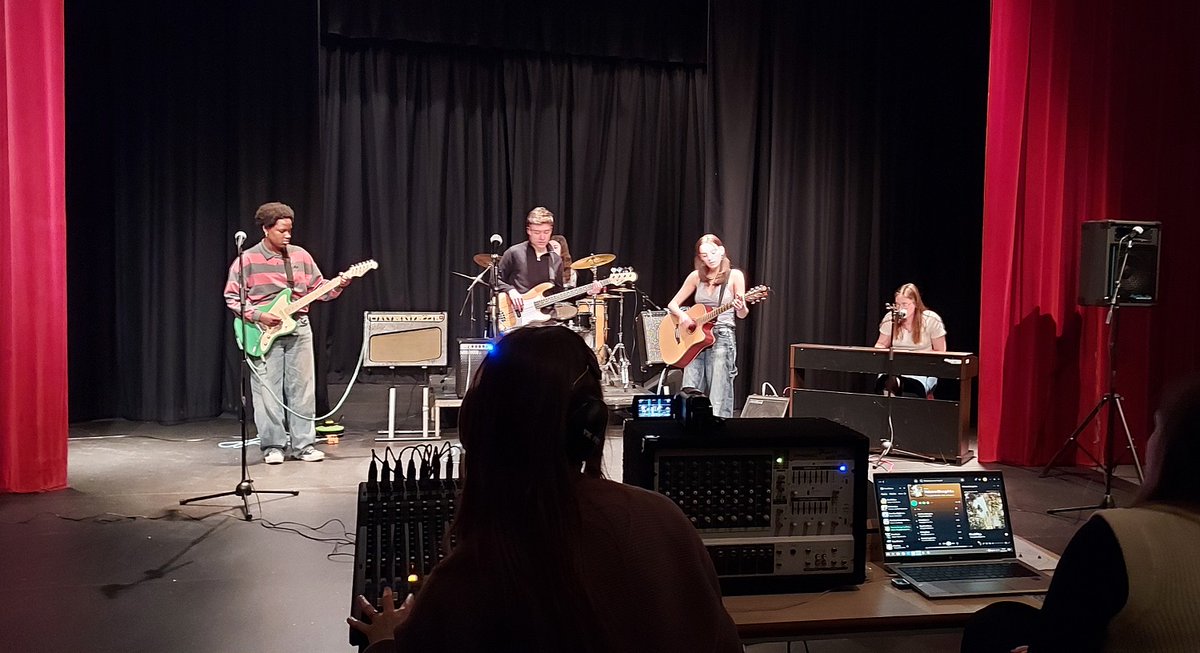 VandykeUpperSch's tweet image. The Vandyke theatre was #buzzing last night, as our Y13 #Commercial #Music #students gave #live #performances as part of their final #assessment. We're so proud of you all - you sounded fantastic and your #talent and #professionalism shone through. Well done to everyone!