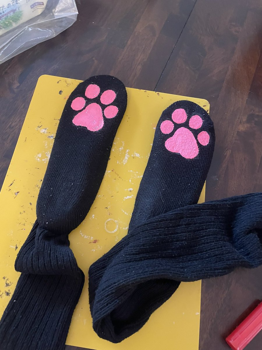 pups3cnc's tweet photo. i made my own paw socks ~\(≧▽≦)/~ https://t.co/eAw50JZiUT