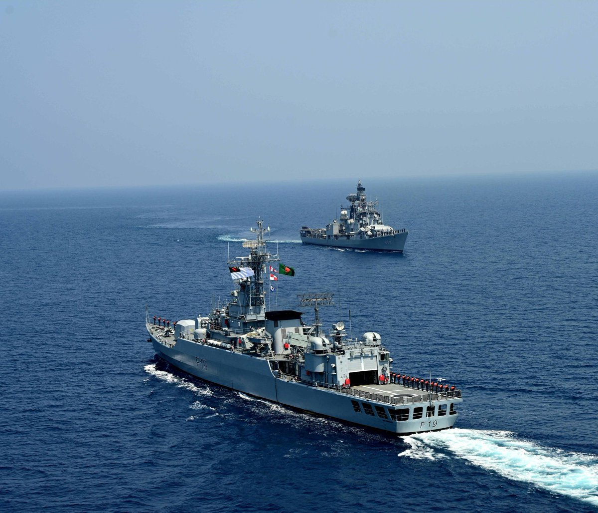 AIRNewsHindi's tweet photo. 🇮🇳📷#Bongosagar25
@IN_HQENC के तत्वावधान में @IN_EasternFleet के INS रणवीर ने बंगाल की खाड़ी में 𝐈𝐧𝐝𝐢𝐚 𝐁𝐚𝐧𝐠𝐥𝐚𝐝𝐞𝐬𝐡 𝐍𝐚𝐯𝐚𝐥 𝐄𝐱𝐞𝐫𝐜𝐢𝐬𝐞 𝐁𝐨𝐧𝐠𝐨𝐬𝐚𝐠𝐚𝐫-𝟐𝟓 और #भारतीय नौसेना - #बांग्लादेश नौसेना समन्वित गश्ती #CORPAT में भाग लिया। https://t.co/vVwzXWZeYX
