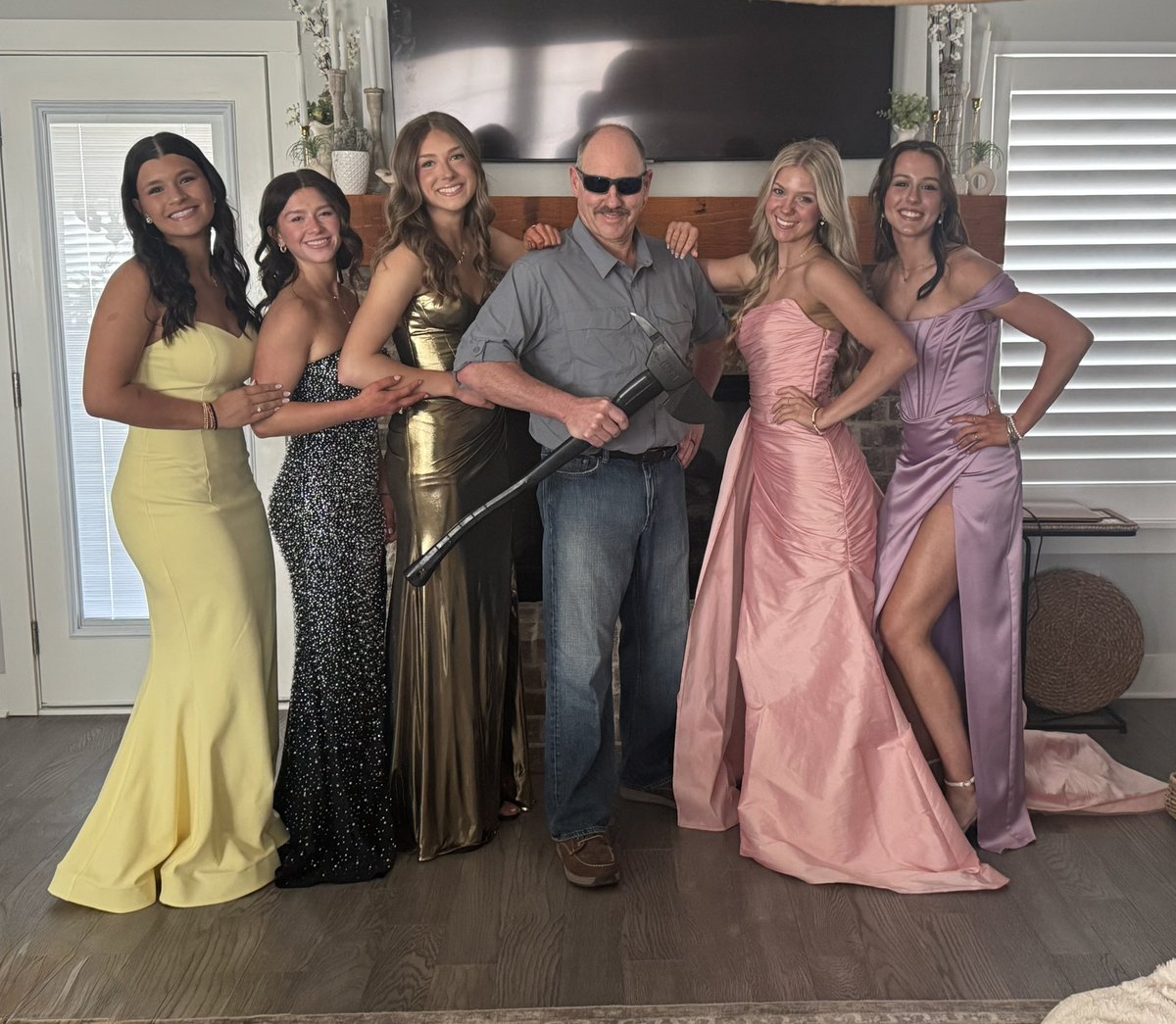 FaithCofer08's tweet image. Had so much fun at my Junior Prom!! Love these girls!! And my dad threatening our dates!😝