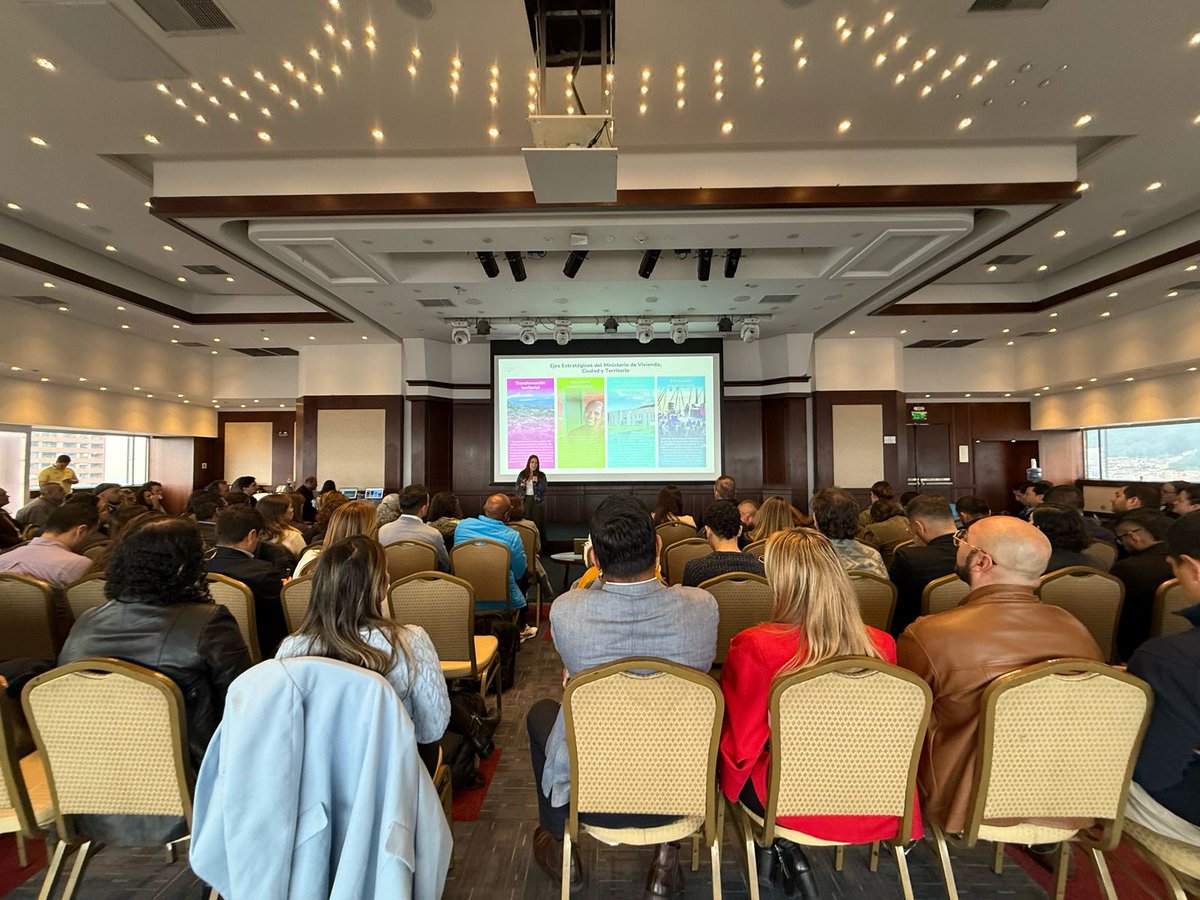 HelgaMaRivasAr's tweet photo. #AEstaHora En el equipo de @Minvivienda participamos en el taller 'Hacia #NuestroHábitatBiodiverso, el Ministerio Alrededor del Agua'. El objetivo de este encuentro es reconocer, como líderes de esta política pública, el impacto que estamos generando en el país con las inversiones territoriales, a través de la integración de equipos de trabajo, la identificación de buenas prácticas y mejoras en nuestros procesos.