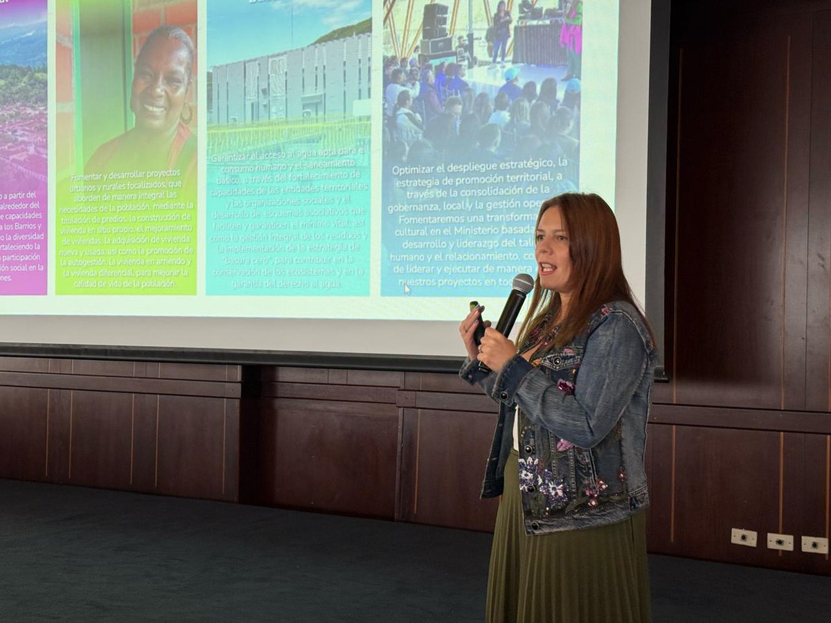 HelgaMaRivasAr's tweet photo. #AEstaHora En el equipo de @Minvivienda participamos en el taller 'Hacia #NuestroHábitatBiodiverso, el Ministerio Alrededor del Agua'. El objetivo de este encuentro es reconocer, como líderes de esta política pública, el impacto que estamos generando en el país con las inversiones territoriales, a través de la integración de equipos de trabajo, la identificación de buenas prácticas y mejoras en nuestros procesos.