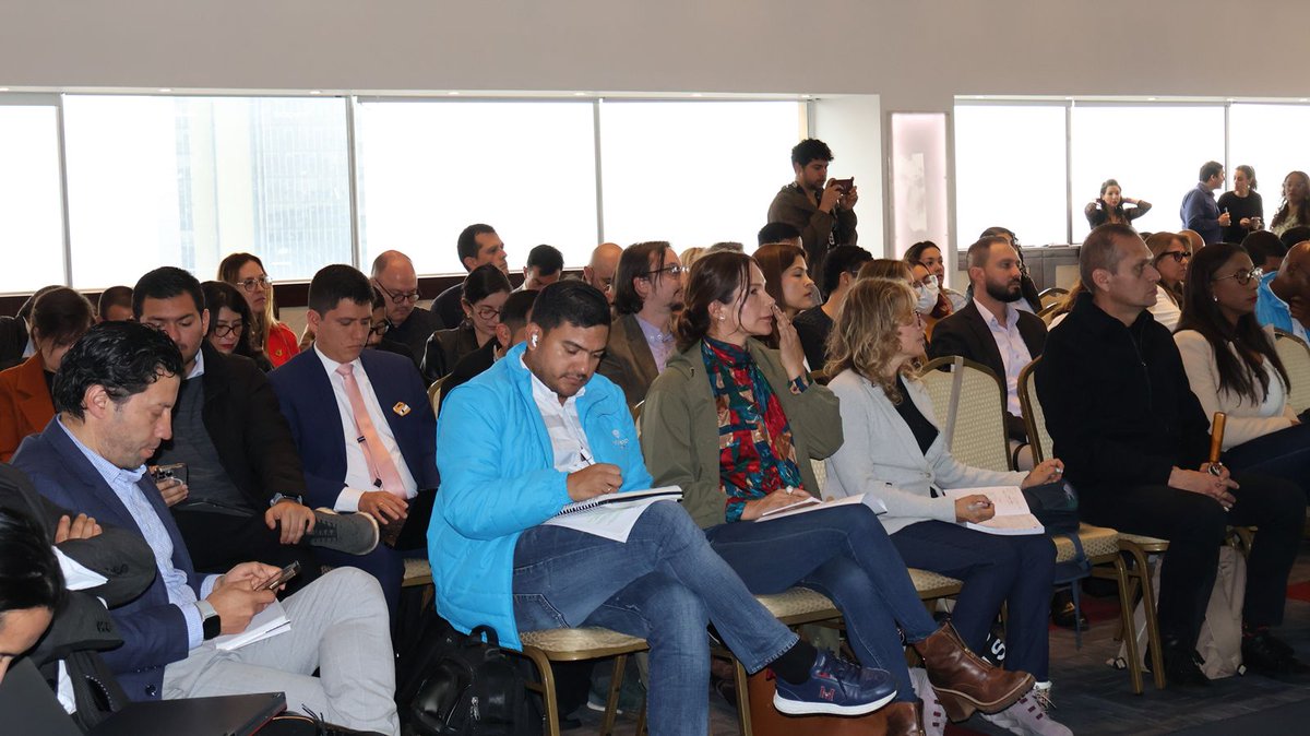 HelgaMaRivasAr's tweet photo. #AEstaHora En el equipo de @Minvivienda participamos en el taller 'Hacia #NuestroHábitatBiodiverso, el Ministerio Alrededor del Agua'. El objetivo de este encuentro es reconocer, como líderes de esta política pública, el impacto que estamos generando en el país con las inversiones territoriales, a través de la integración de equipos de trabajo, la identificación de buenas prácticas y mejoras en nuestros procesos.
