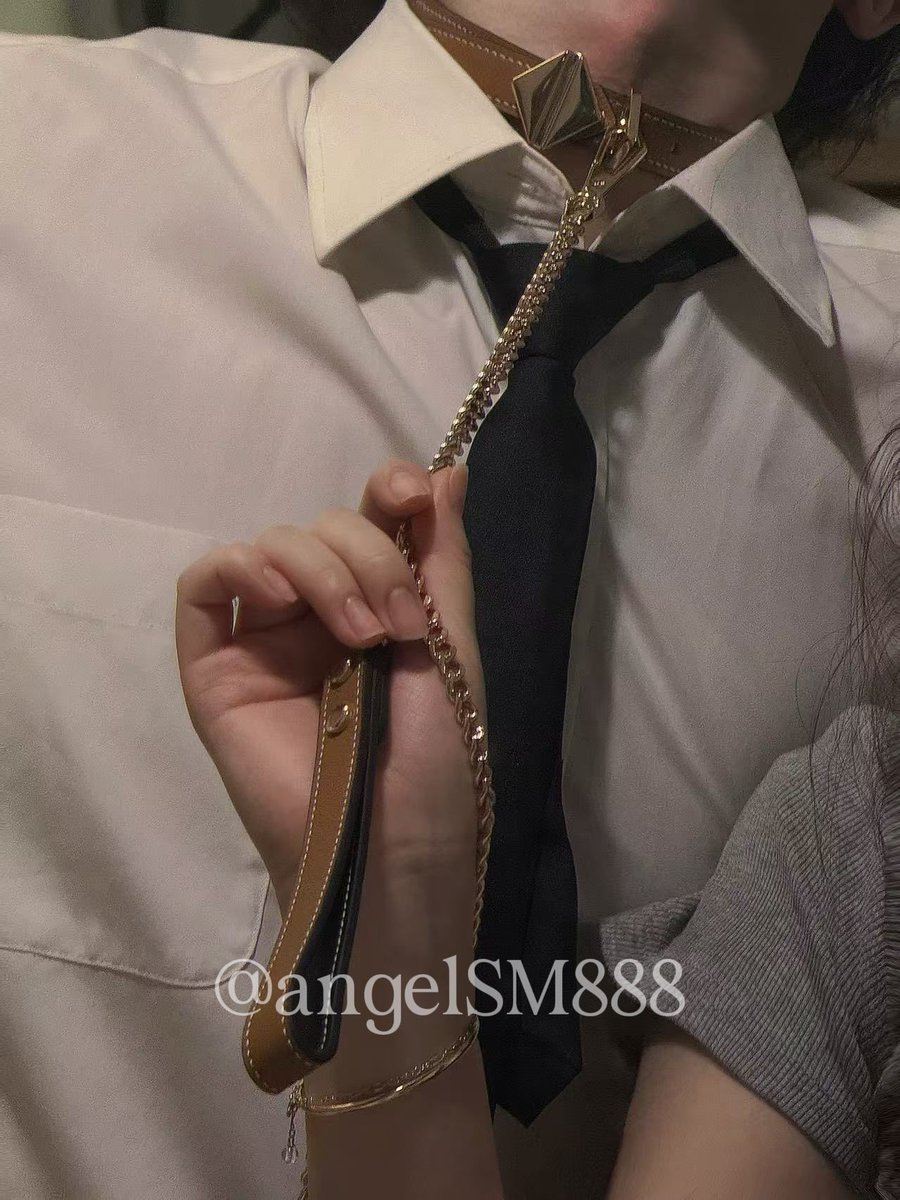 Angel0826_'s tweet photo. 特别喜欢窝在主人怀里,
将鼻子凑到她的脖颈处,
主人的味道犹如系在脖子上的绳索。
项圈:@LockinkOfficial
#索迹 #LOCKINK
#索迹还能这样玩 https://t.co/yIV28VpIKn