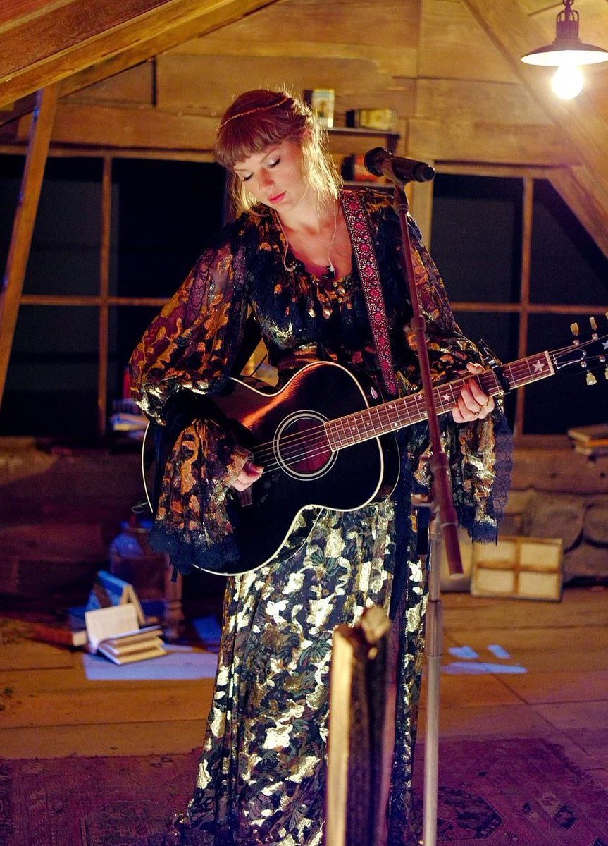 _fangirlninax's tweet photo. this performance changed lives ❤️ so special @taylorswift13 @taylornation13 https://t.co/x3a9oMaPeM