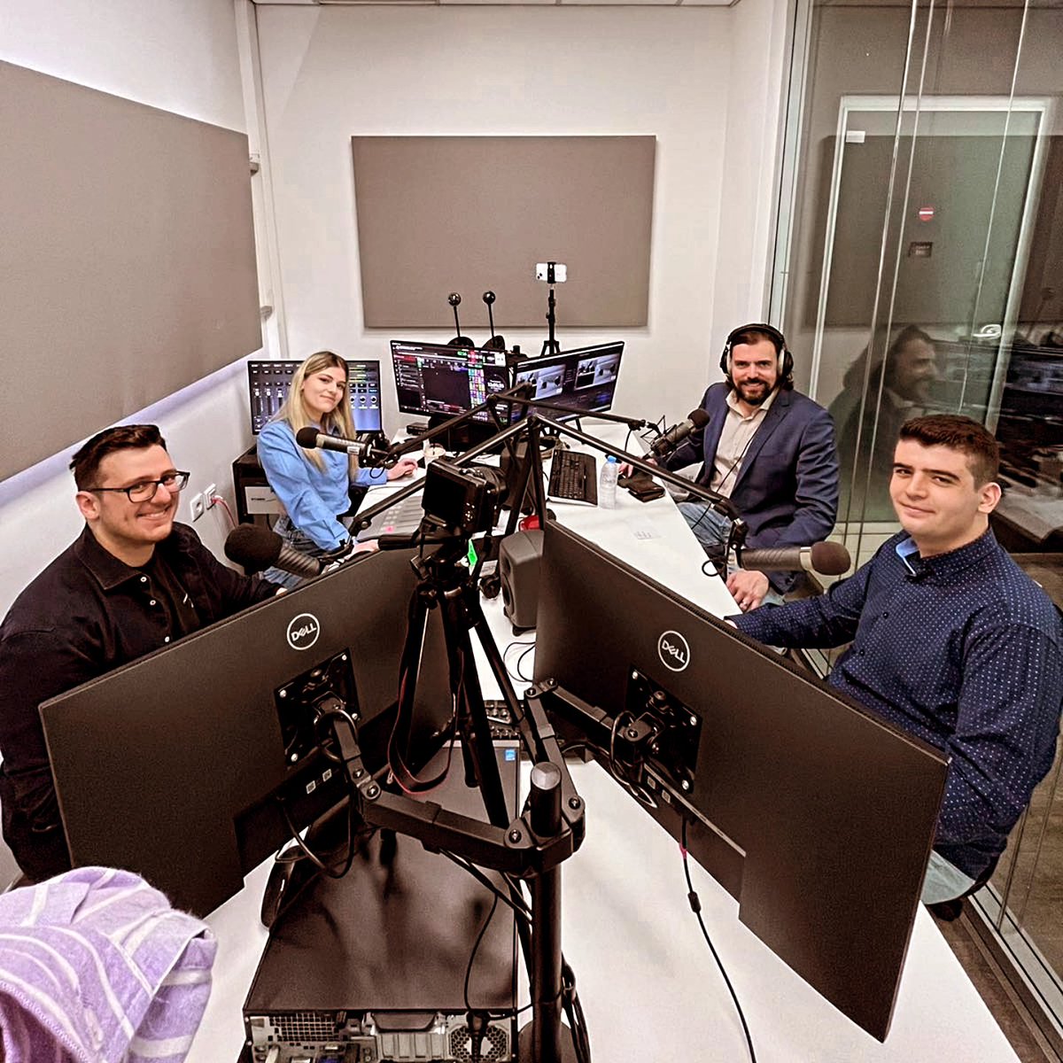 PetrosPappas4's tweet image. 📻🎙️ Με τους σπουδαστές του ANT1 Media Lab συζητάμε στην ραδιοφωνική εκπομπή τους για την πολιτική επικαιρότητα.

#πετρος_παππας #βουλευτης #ΠΑΣΟΚ #ANT1 #MediaLab #Radio  #συνεντευξη