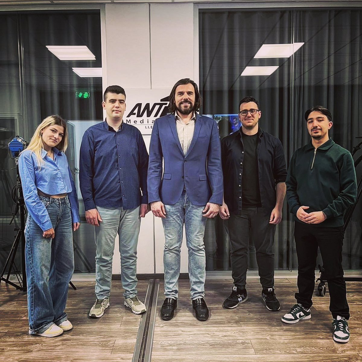 PetrosPappas4's tweet image. 📻🎙️ Με τους σπουδαστές του ANT1 Media Lab συζητάμε στην ραδιοφωνική εκπομπή τους για την πολιτική επικαιρότητα.

#πετρος_παππας #βουλευτης #ΠΑΣΟΚ #ANT1 #MediaLab #Radio  #συνεντευξη