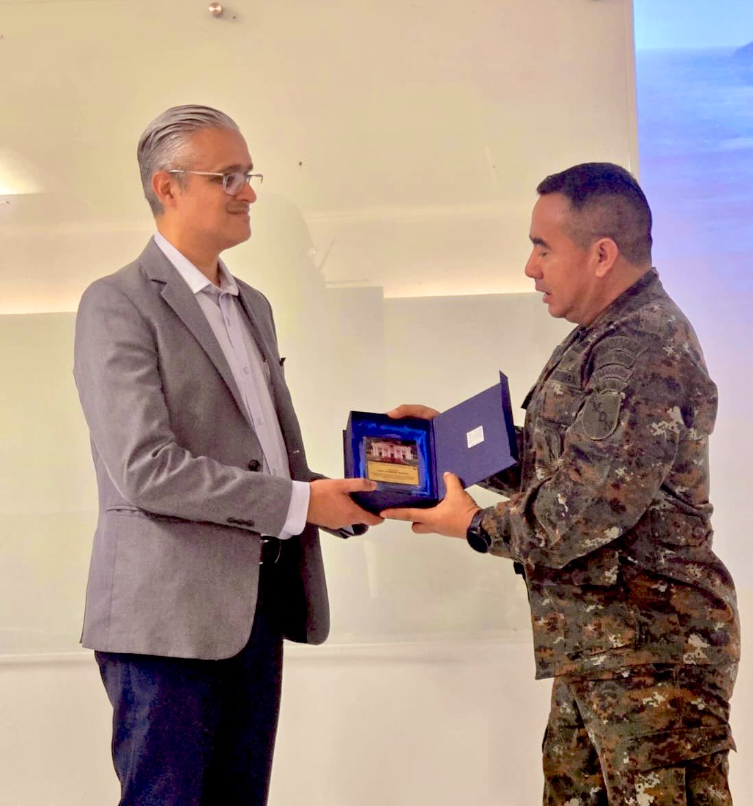 axelromg's tweet photo. Muchas gracias al Comando Superior de Educación del Ejército de Guatemala por invitarme a compartir el tema “Seguridad y Gobernabilidad Regional” con los estudiantes de la  XXXVII promoción del Curso de Altos Estudios Estratégicos. https://t.co/T4r5oFMbAO
