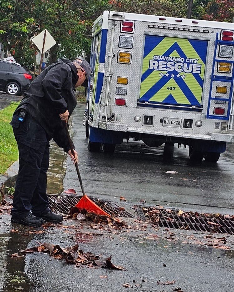 El personal de la Oficina Municipal para el Manejo de Emergencias continúa con la mitigación y limpieza de alcantarillados para prevenir inundaciones urbanas.